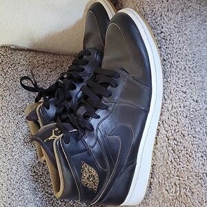 Nike Air Jordan 1 Mid Black Gold White Men Size 9.5